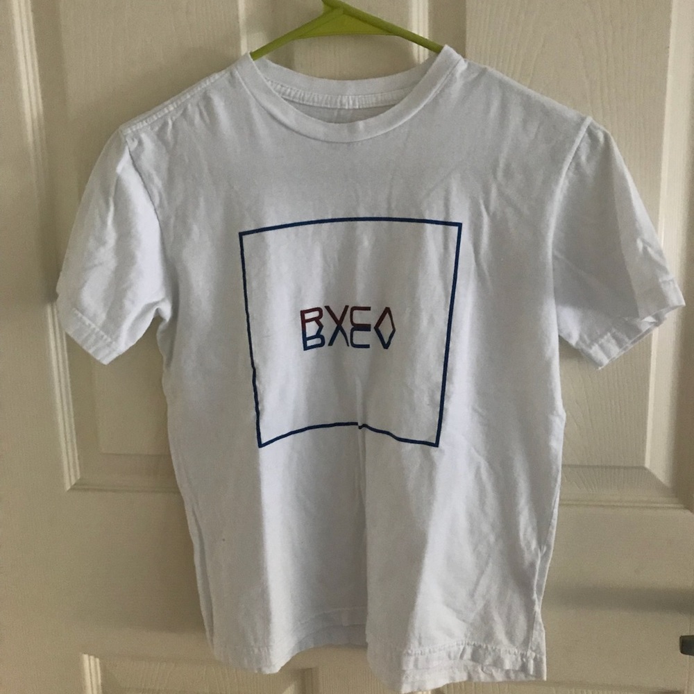 White shirt sleeve T-shirt